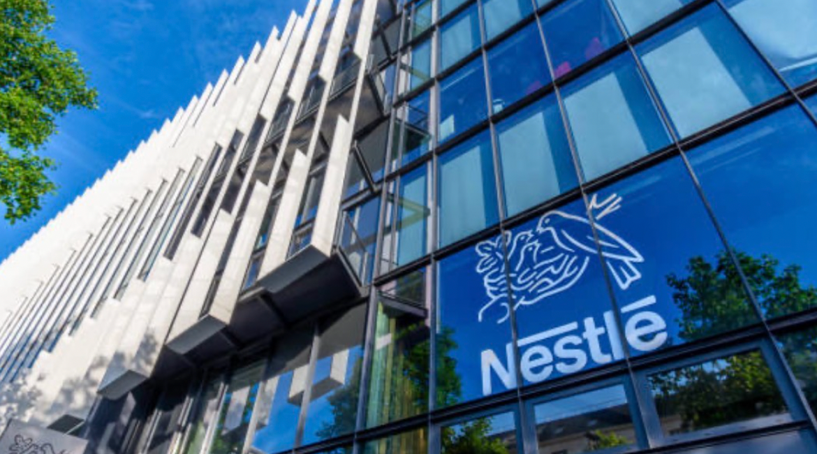 Nestlé taille dans le vif : pourquoi le géant supprime 16 000 postes ?