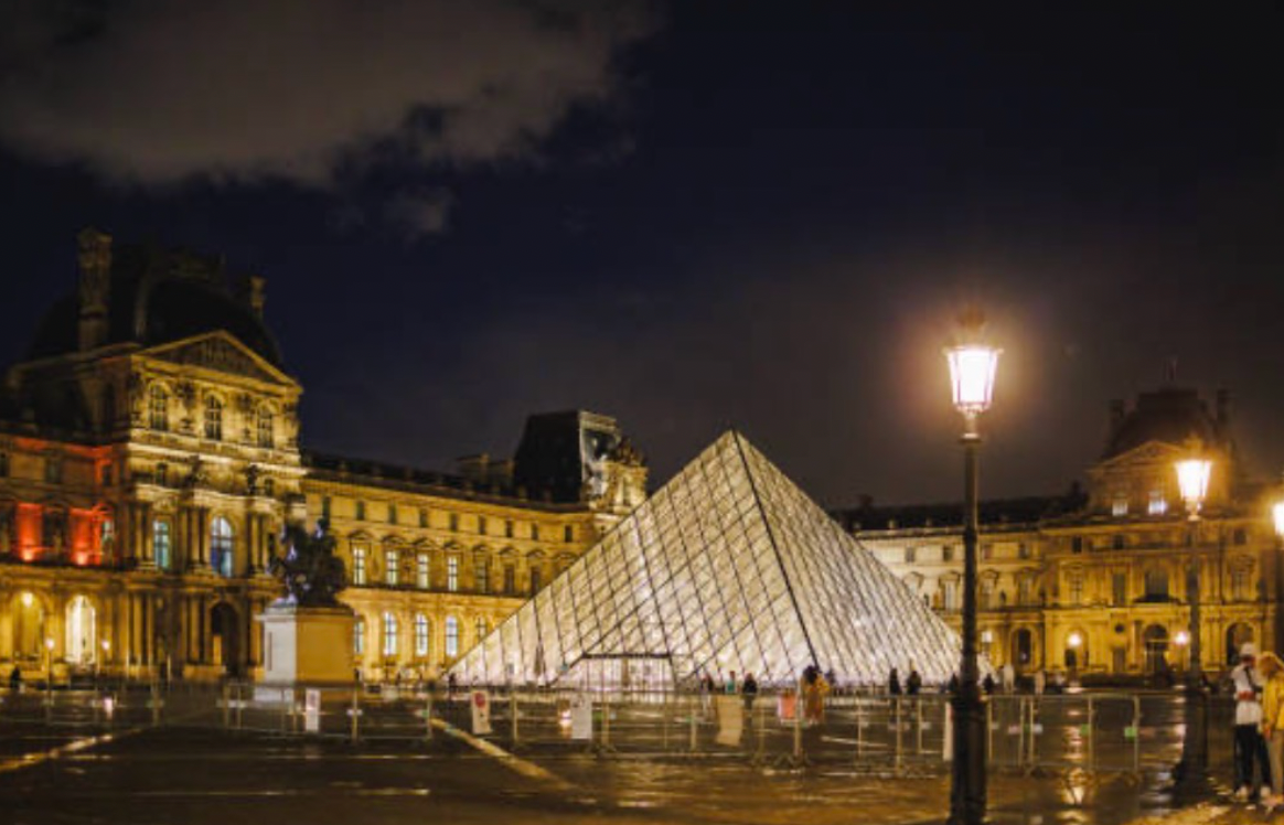 Braquage au Louvre : des diamants envolés en plein Paris